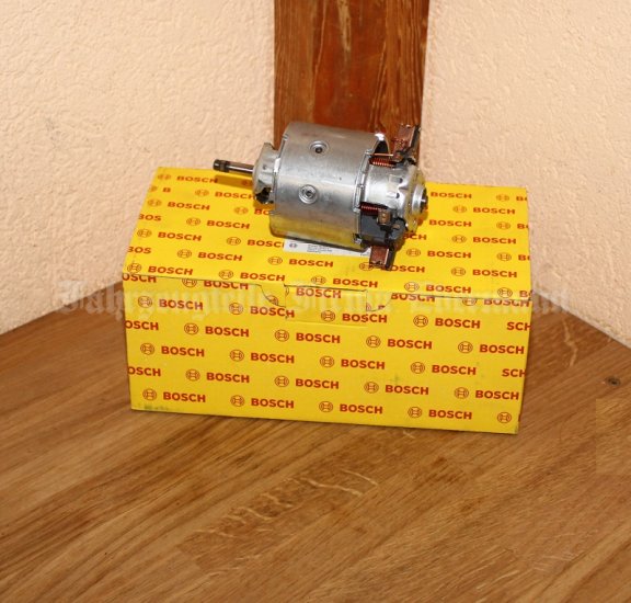 (Bild für) GEBLÄSEMOTOR LÜFTERMOTOR BOSCH 0130111145 FÜR/KOMPATIBEL ZU 964 993 O.E. TEILENUMMER ZU VERGLEICHSZWECKEN: 99362432801 EAN: 3165142533742 - zum Schließen ins Bild klicken