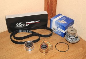(Bild für) ZAHNRIEMENSATZ GATES K015205 INKL. WASSERPUMPE BUGATTI FÜR/KOMPATIBEL C20XE C20LET MOTOR BIS MOTORNUMMER ZU O.E. TEILENUMMERN ZU VERGLEICHSZWECKEN: 90280404 93174266 1606197 1334017 1334038 90281612 90442207 636567 636564 636367 93174266 1606197 90323501 636732 636423 90323503 EAN: 5414465976667