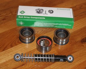 (Bild für) SPANNROLLE ROLLENSATZ UMLENKROLLE SCHWINGUNGSDÄMPFER LAGERWARE FÜR/KOMPATIBEL ZU AUDI V8 A8 S4 S6 O.E. TEILENUMMERN ZU VERGLEICHSZWECKEN: 077109243A 77109243A 077109244A 077109246B 077109246A 077109246 531008110 EAN: 4005108327536