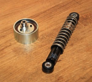 (Bild für) SPANNROLLE INKLUSIVE SCHWINGUNGSDÄMPFER FÜR/KOMPATIBEL ZU AUDI V8 A8 S4 S6 O.E. TEILENUMMERN ZU VERGLEICHSZWECKEN: 077109243A 77109243A 077109246B 077109246A 077109246 EAN: 4046577092983